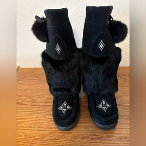 Boots. Elegant black fur trimmed Manitoba waterproof boots. L/8 M/6.